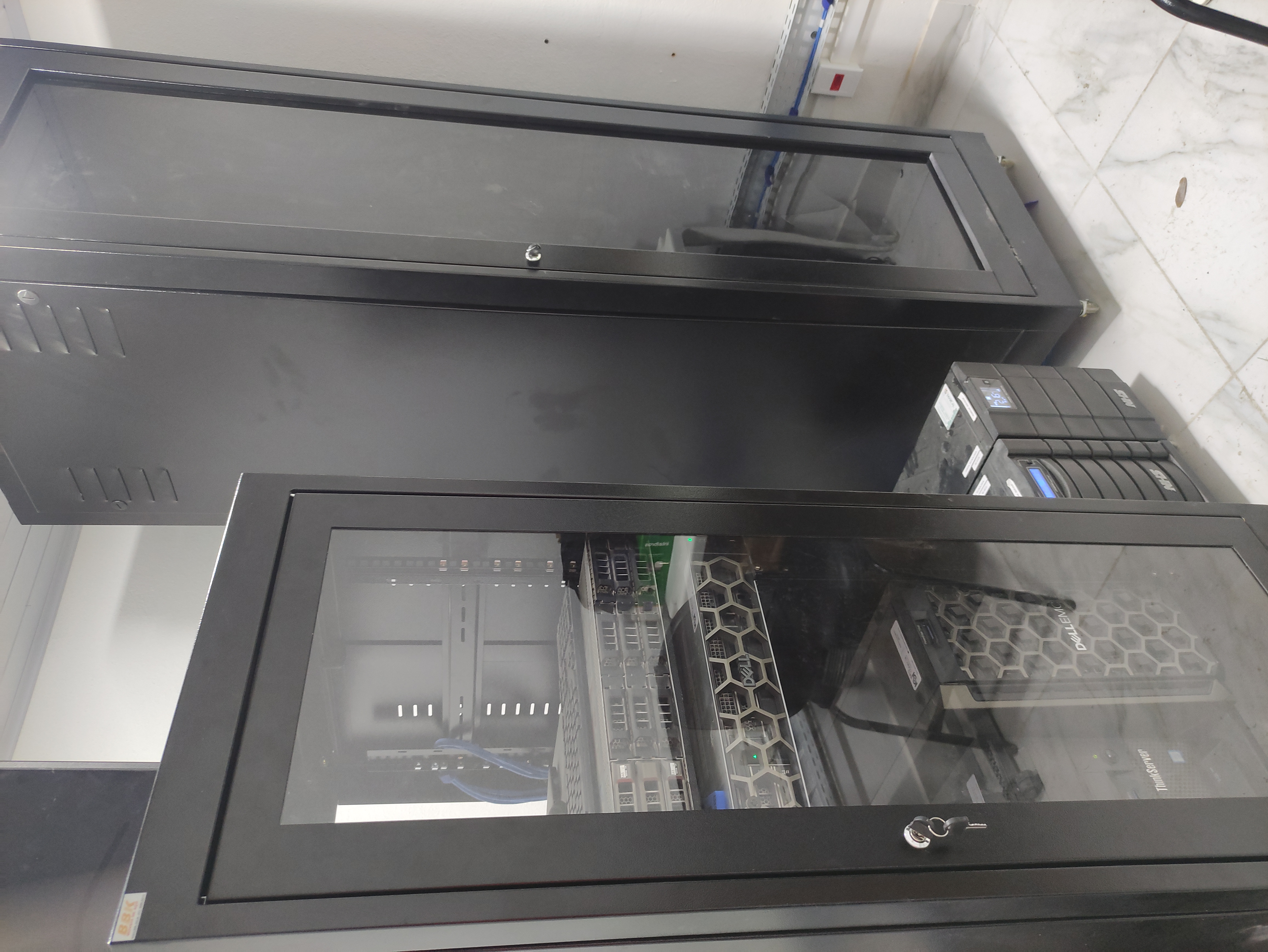 Cabeamento estruturado em escritório corporativo