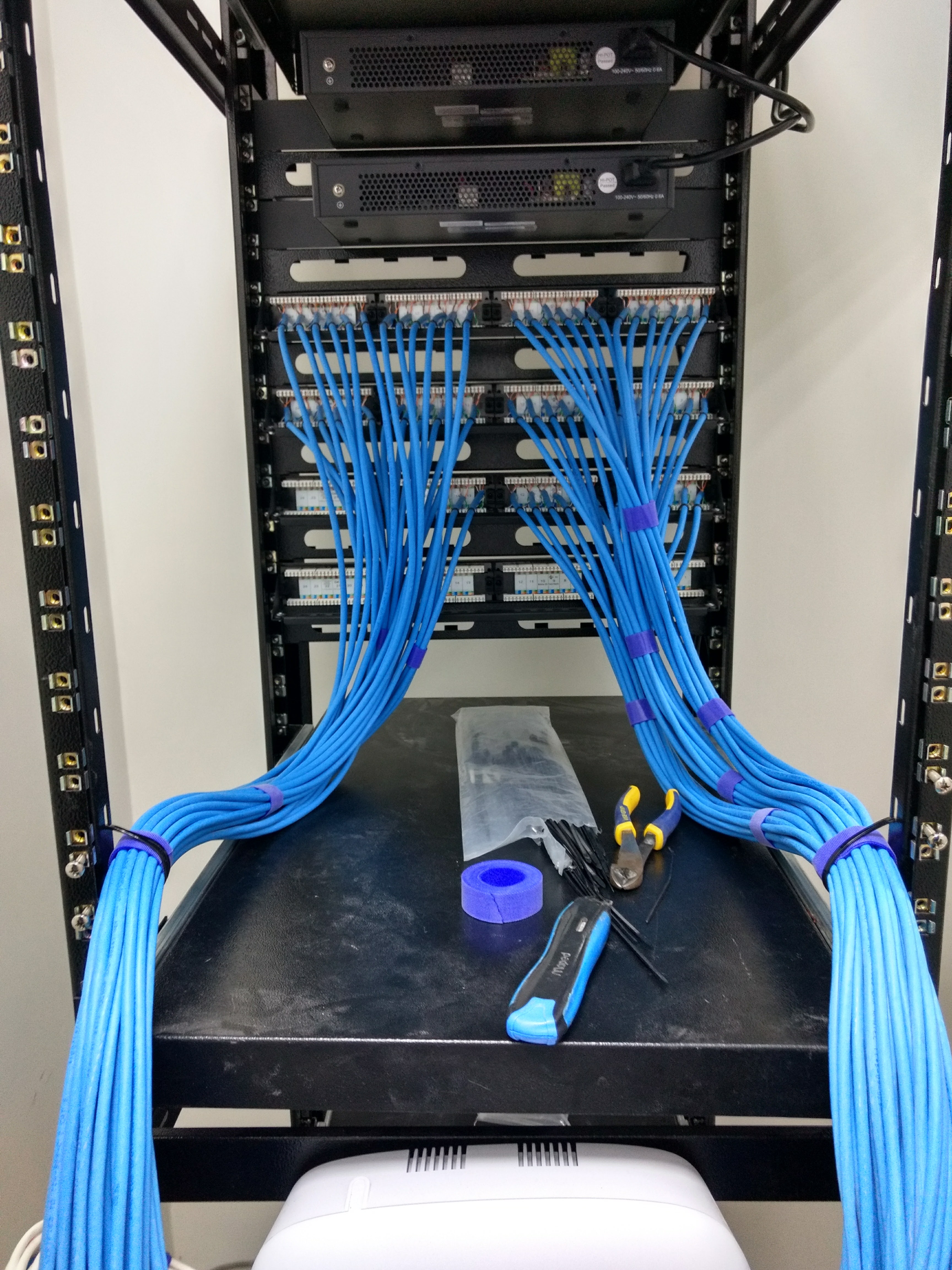 Instalação de cabeamento Cat6 em ambiente comercial